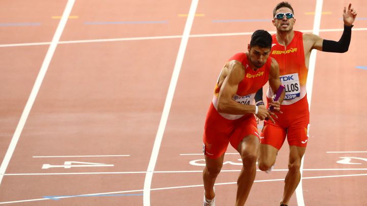 Oscar Husillos le pasa el relevo a Samuel Garcia en la prueba del 4x400 de los Mundiales de Atletismo de Doha 2019.