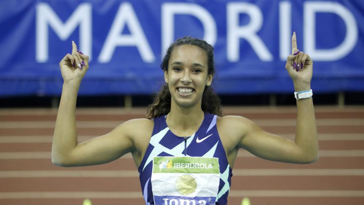 María Vicente posa tras batir el récord de España de heptatlón en los Campeonatos de España de Pista Cubierta de Atletismo.