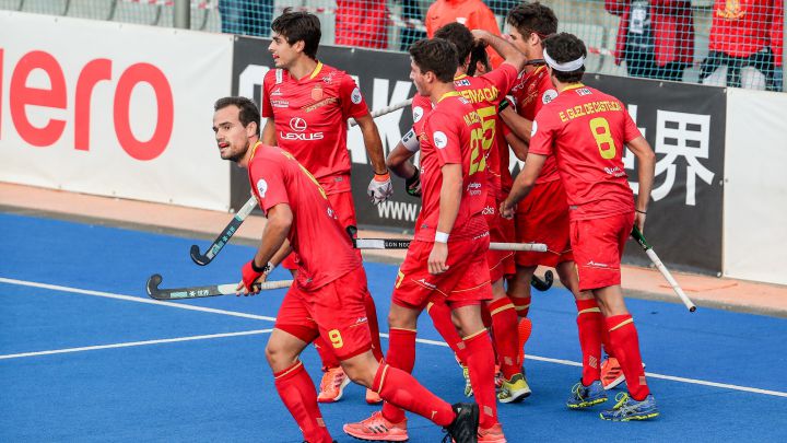 Los jugadores de la selección española de hockey celebran un gol durante un partido.