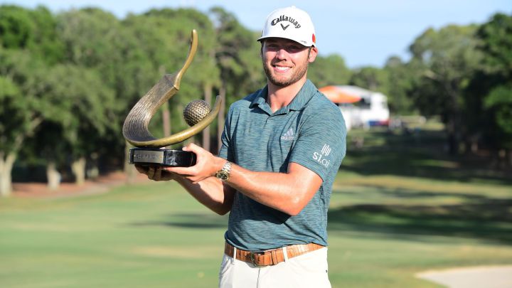 El golfista estadounidense Sam Burns posa con el título de campeón del Valspar Championship en el Copperhead Course del Innisbrook Resortde Palm Harbor, Florida.