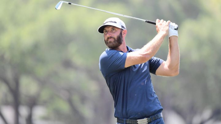 Dustin Johnson golpea la bola durante la última jornada del Valspar Championship en el Copperhead Course del Innisbrook Resort de Palm Harbor, Florida.