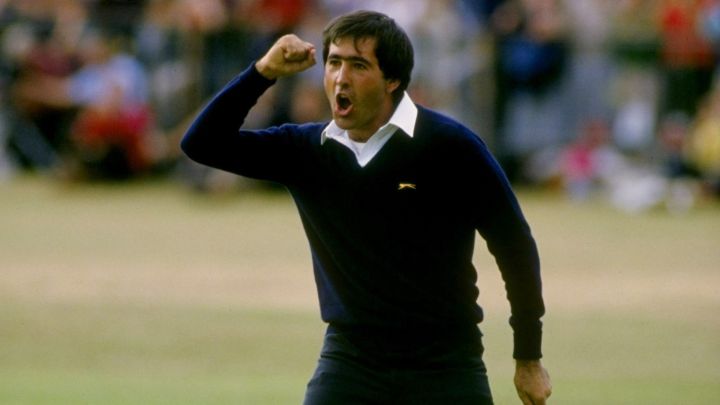 Seve Ballesteros celebra su victoria en el Open Británico de 1984 en el campo de golf de Saint Andrews.