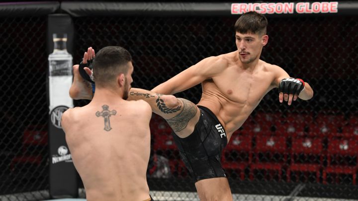 Joel Álvarez firma con el manager de Khabib y Usman