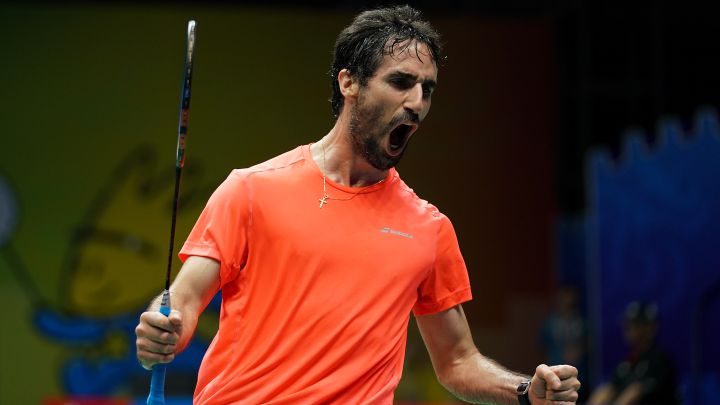 Pablo Abián celebra un punto durante si partido ante Kidambi Srikanth en los Mundiales de Bádminton 2018.