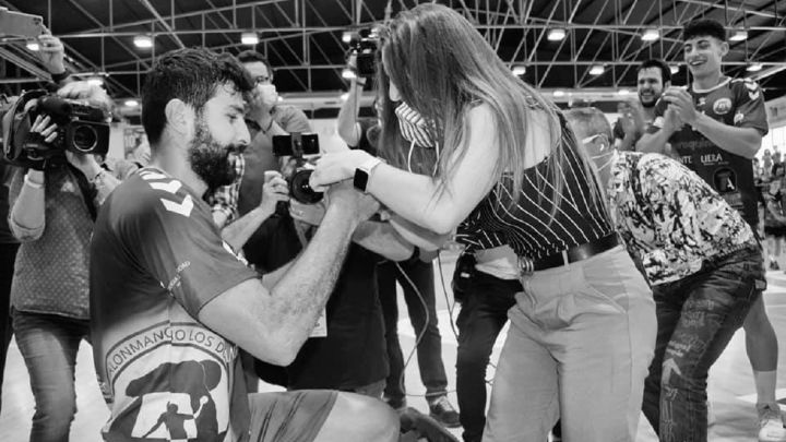 Nacho del Castillo le pide matimonio a la jugadora del Rincón Fertilidad Espe López tras lograr el ascenso a la Liga ASOBAL con el Iberoquinoa Antequera.