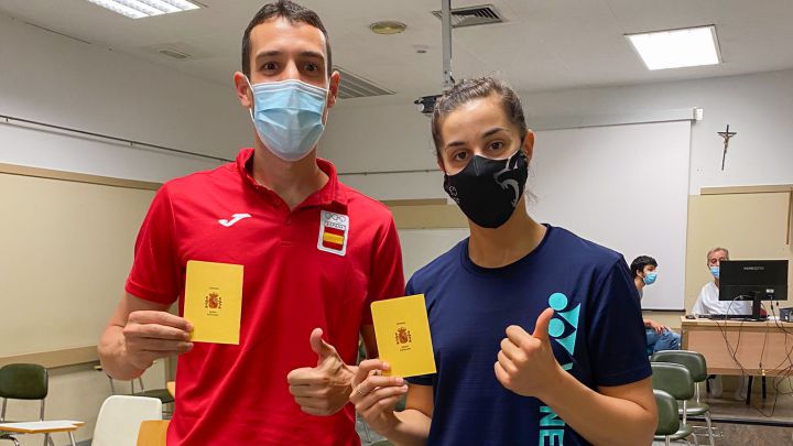 Álvaro Robles y Carolina Marín posan con el pasaporte sanitario tras recibir la primera dosis de la vacuna de Pfizer antes de los Juegos.
