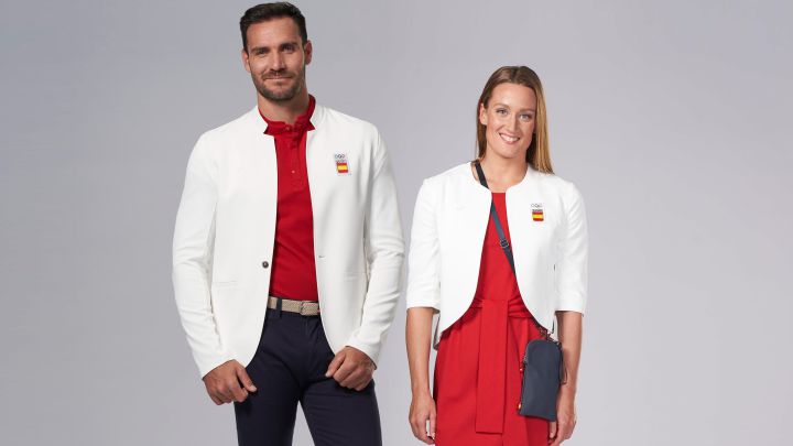 Saúl Craviotto y Mireia Belmonte posan con los trajes que vestirá la delegación españolas en los Juegos Olímpicos de Tokio.