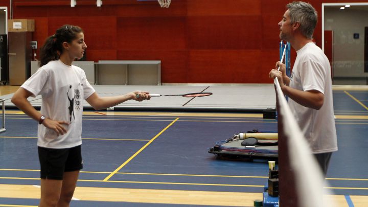 Carolina Marín y su entrenador Fernando Rivas durante un entrenamiento en el CAR de Madrid.