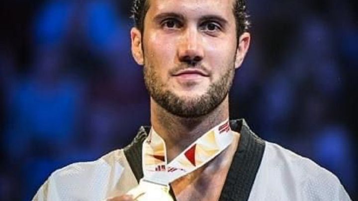 Raúl Martínez posa con la medalla de oro conseguida en el Open de México de Taekwondo.
