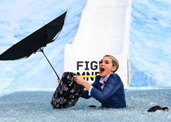 Sarah Jones baja por el tobogán durante el Big Freeze