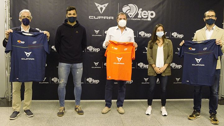 Ramón Morcillo a la izquierda e Ignasi Casonva a la derecha escoltado a Alea Galán y Paula Josemaría, sin la camiseta.