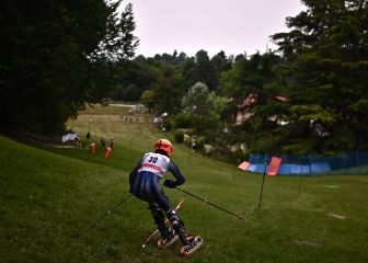 A falta de nieve buena es la hierba para practicar esquí
