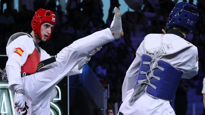Jesús Cabrera combate ante Mikhail Artamonov en los Mundiales de Taekwondo de Roma de 2019.