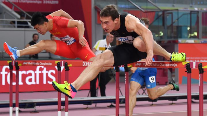 El vallista ruso Sergey Shubenkov, durante las series de los 110 metros vallas en los Mundiales de Atletismo de Doha 2019.