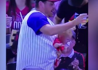 Te viene la pelota directa y estás con el bebé y la cerveza: lo de este padre lo han visto ya 11M