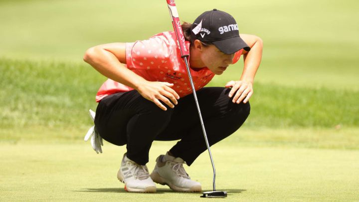 Carlota Ciganda observa el campo en una jugada durante la jornada de ayer.