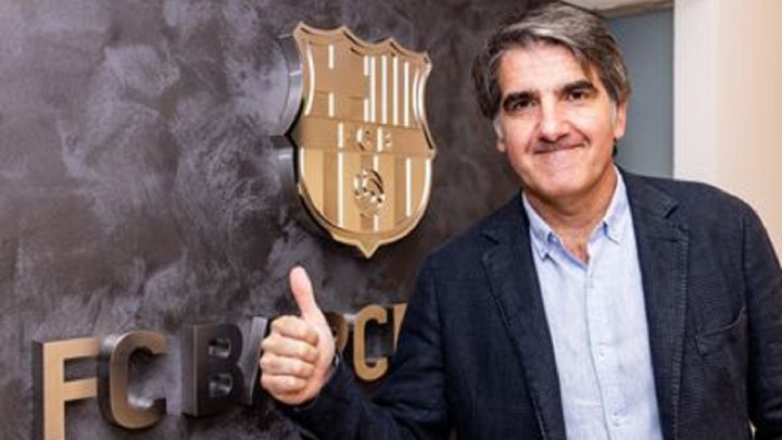 Antonio Carlos Ortega posando en su presentación como nuevo técnico del Fútbol Club Barcelona de Balonmano.