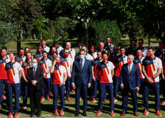 Pedro Sánchez y los Reyes despiden al equipo español antes de volar a Tokio