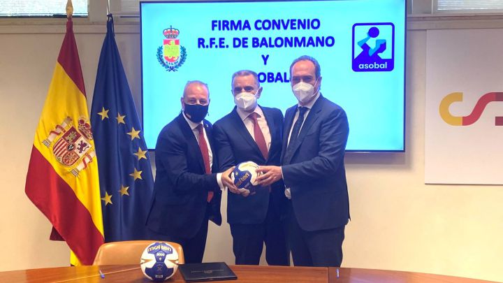 Blázquez (Federación), Franco (CSD) y Revuelta (Asobal) en la firma del convenio.
