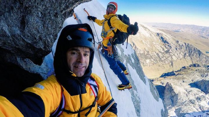 Los hermanos Pou en su ascensión por la vía "¡Viva Perú carajo!" al Huasmashraju.
