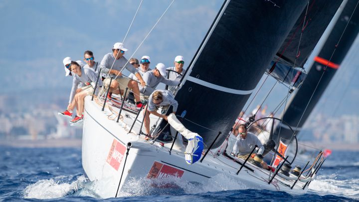 El ‘Aifos 500’ salva un día inestable de viento y sin el Rey