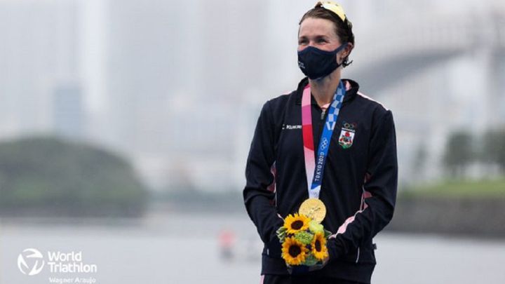 Flora Duffy en el podio tras la prueba de triatlón de los Juegos Olímpicos de Tokio 2020.