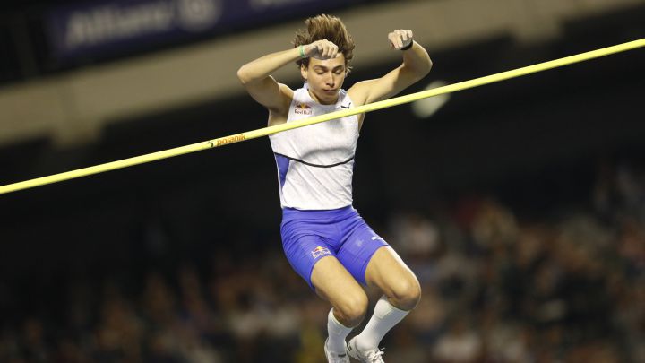 Duplantis sigue asaltando el cielo y Hassan arrasa