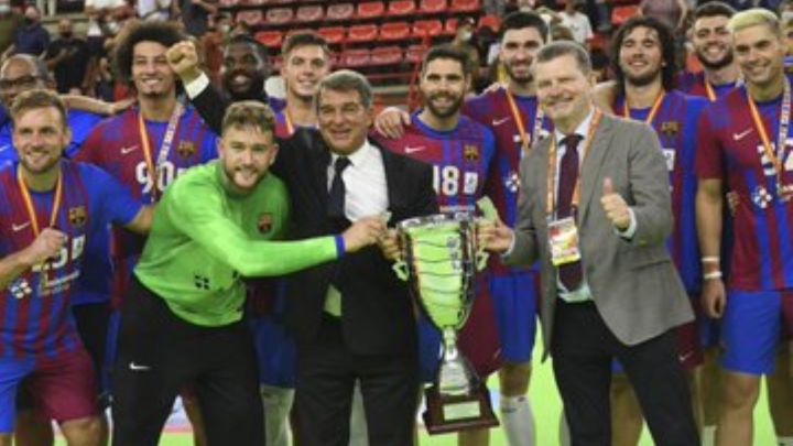 El presidente Laporta en el centro con su sección más dominante.