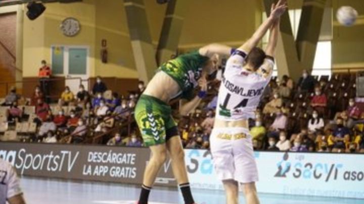 La defensa del Ademar, muy firme.