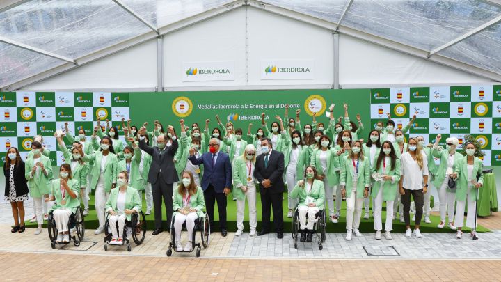 Foto de familia con Galán en primera fila levantando los brazos al grito de vamos.