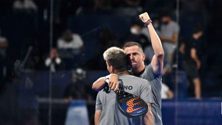 Martín Di Neno y Paquito Navarro puño en alto.