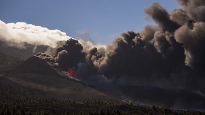 El volcán de Cumbre Vieja visto desde la montaña de Tacande.
