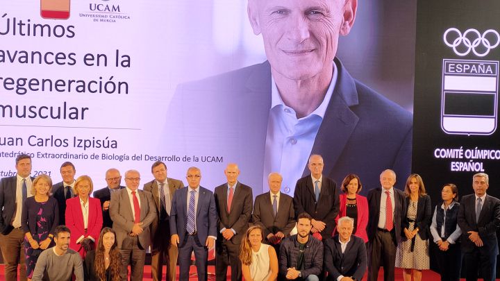 Izpisúa en el centro en la foto de familia en el COE al finalixzar su conferencia.