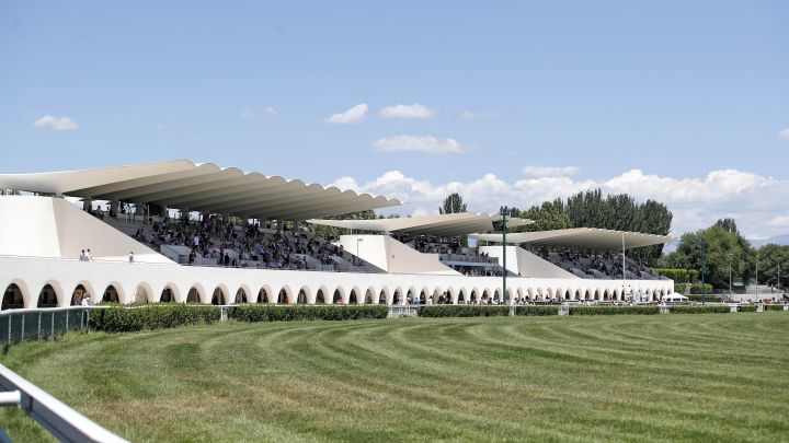 Imagen de las gradas del Hipódromo de la Zarzuela en la primera carrera de caballos con público tras la pandemia de coronavirus