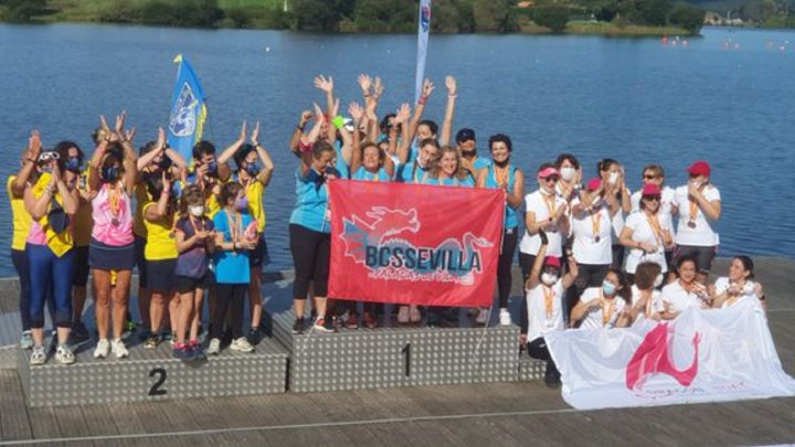 Las integrantes de los barcos dragón de la categoría BCS en el podio de los Campeonatos de España.