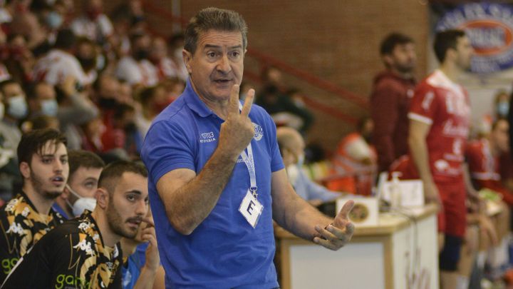 Manolo Cadenas ya tiene lateral derecho.
