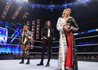Becky Lynch y Charlotte Flair intercambian sus títulos