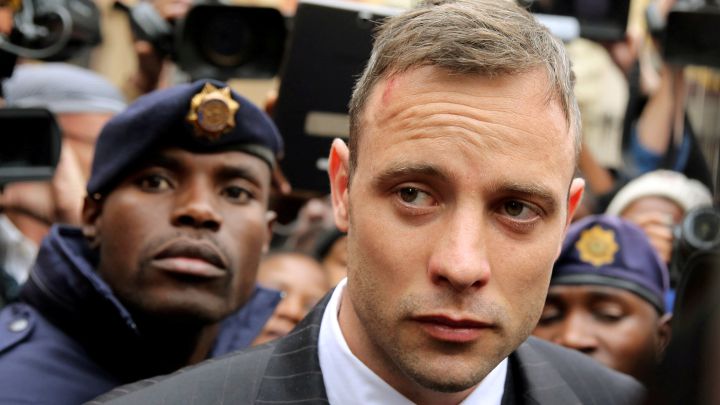 El atleta paralímpico Oscar Pistorius, a la salida del juicio por el asesinato de su novia Reeva Steenkamp en 2016.