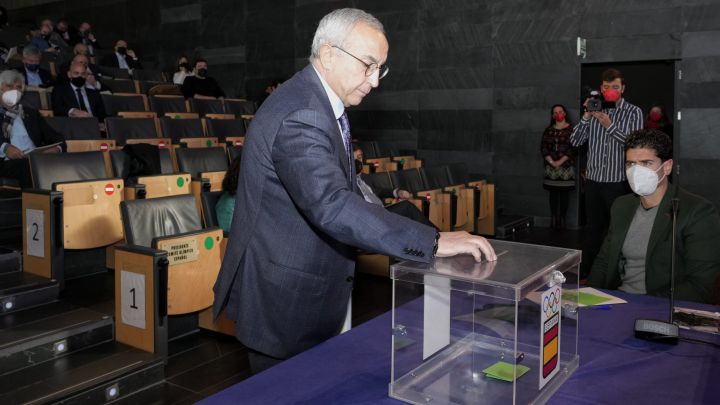 El presidente del COE Alejandro Blanco vota en las elecciones en las que ha salido reelegido como presidente del Comité Olímpico Español.