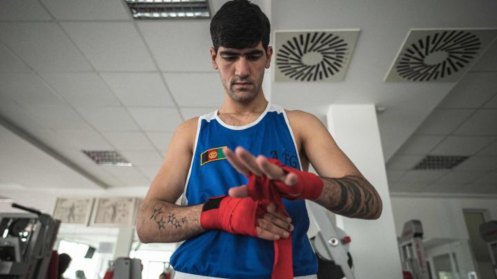 Un boxeador de Afganistán se subre las manos antes de ponerse los guantes durante un entrenamiento en Serbia.