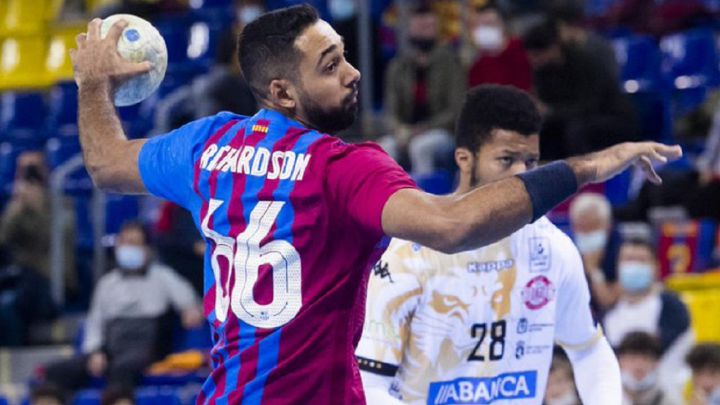 Richardson (FCB) ejecuta un trio.