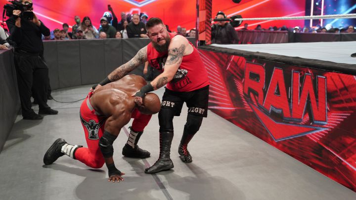 Crónica del WWE Raw del 20 de diciembre de 2021.