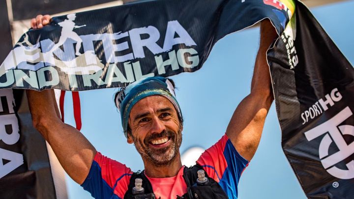 Miquel Ensenyat celebra su victoria en la categoría masculina en el recorrido de 74 kilómetros de la Formentera All Round Trail.