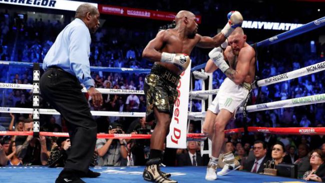 Floyd Mayweather golpea a Conor McGregor.