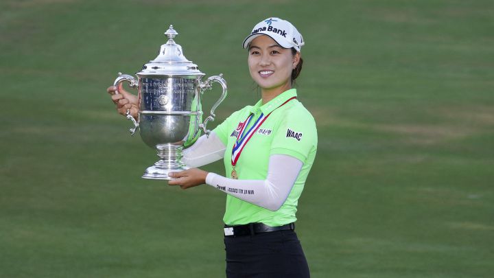 La golfista australiana Minjee Lee posa con el título de campeona del US Open de golf femenino 2022.
