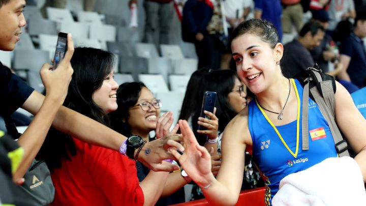 La jugadora española de bádminton Carolina Marín saluda a varias aficionadas durante un torneo en Indonesia.