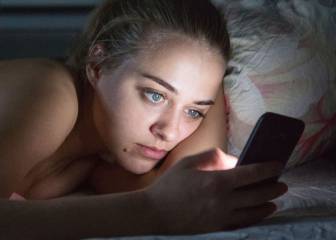 Por qué te cuesta dormir si usas el móvil en la cama