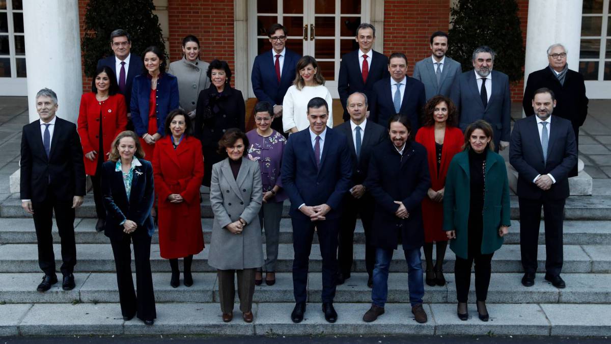 Foto de familia del nuevo Gobierno de Pedro Sánchez, este martes en La Moncloa antes del primer Consejo de Ministros | JON NAZCA (REUTERS)