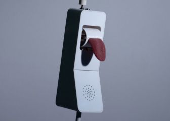 Un teléfono con lengua para ‘sentir’ la conversación, no, en serio