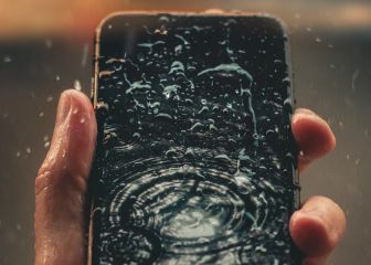 ¿Qué hacer si el móvil se te moja? Estos son los consejos de los expertos